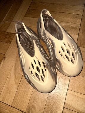 Yeezy foam runners — Beige/Gray